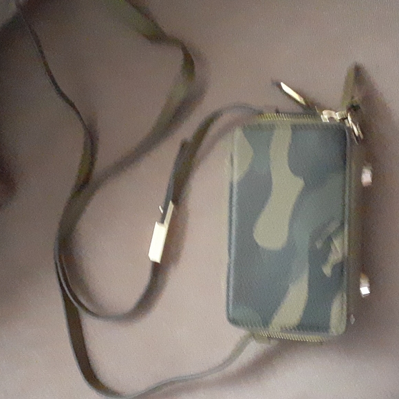Fabulous double zip camo leather bag. Gold tone, feet adjustable strap NWOT - Picture 2 of 11